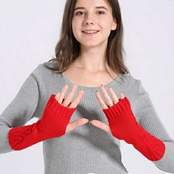 NIP! Cable Knit Fingerless "Skull" Gloves - Picture 2 of 4